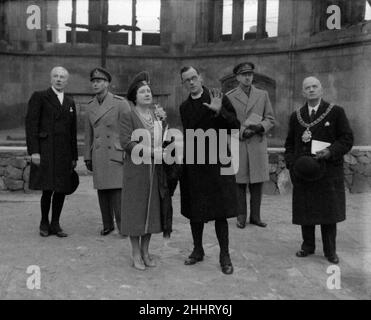 Re Giorgio VI e la Regina Elisabetta ispezionano le rovine della Cattedrale di Coventry, accompianed dal Vescovo di Coventry, Mervyn George Haigh, il Provost e il Sindaco. 25th febbraio 1942 Foto Stock