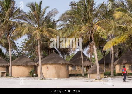 Figura di Gesù Cristo nel mezzo del villaggio sull'isola di Fadiouth al largo della costa senegalese Foto Stock