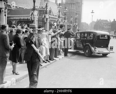 29th agosto 1939: La folla si è fatta notare ai ministri che giungono alle Camere del Parlamento per discutere il merito di Hitler alla nota britannica che porta alla dichiarazione di guerra britannica contro la Germania il 3rd settembre 1939 Foto Stock