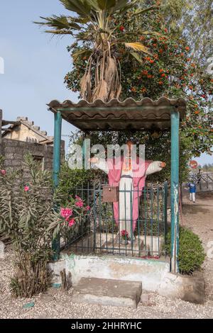 Figura di Gesù Cristo nel mezzo del villaggio sull'isola di Fadiouth al largo della costa senegalese Foto Stock