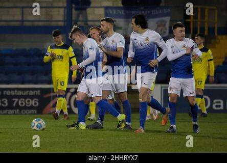 Mourneview Park, Lurgan, Irlanda del Nord. 25 Jan 2022. Danske Bank Premiership – Glenavon (blu) contro Dungannon Swifts. Azione dal gioco di stasera al Mourneview Park. Peter Campbell celebra il suo equalizzatore per Glenavon. Credit: CAZIMB/Alamy Live News. Foto Stock