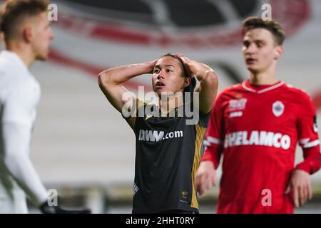 ANVERSA, BELGIO - GENNAIO 25: Daichi Hayashi di Sint-Truidense VV reagisce durante la partita della Jupiler Pro League tra il Royal Antwerp FC e Sint-Truidense VV al Bosuilstadion il 25 Gennaio 2022 ad Anversa, Belgio (Foto di Jeroen Meuwsen/Orange Pictures) Foto Stock