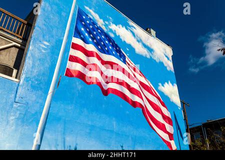 American Flag, Old Glory, Stars & Stripes murale d'arte dipinto sul lato di un Philadelphia, Pennsylvania, edificio, Stati Uniti Foto Stock