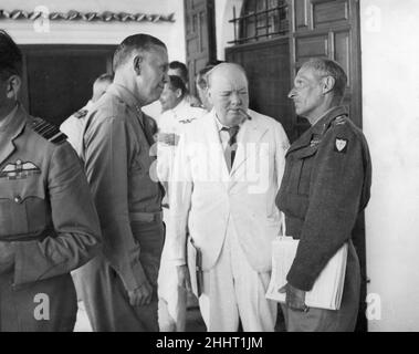 Churchill in Nord Africa alla conferenza di pianificazione alleata. Giugno 1943Prime il Ministro Winston Churchill ha visto qui parlare del generale dell'esercito americano Marshall e del comandante del generale dell'esercito britannico Bernard Montgomery del 8th prima di presiedere una conferenza congiunta di pianificazione alleata. Foto Stock