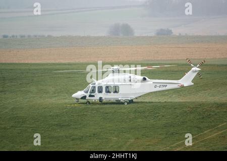 G-ETPP ETPS Agusta AW139 atterraggio elicottero su erba che conduce esercizio di volo pilota di addestramento Foto Stock