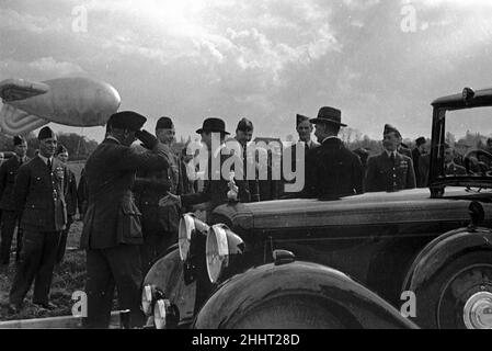 Royal Party a Hook, Surrey. Balloon Barrage con la regina Elisabetta, re Giorgio e primo ministro Neville Chamberlain presenti.April 1939 Foto Stock