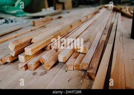 tavole di legno sul piano in soffitta di ristrutturazione. Foto Stock