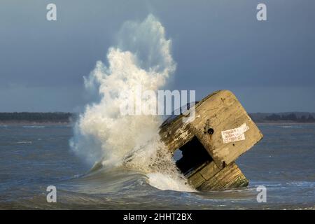 Le blockhaus du Hourdel dans la tempête, vagues géantes sur le monstre de béton. Foto Stock