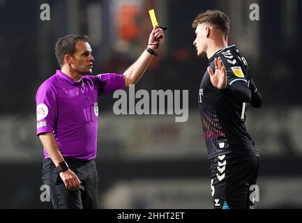 L'arbitro Andy Davies (a sinistra) mostra una carta gialla al Cameron Pring di Bristol City durante la partita del campionato Sky Bet a Kenilworth Road, Luton. Data foto: Martedì 25 gennaio 2022. Foto Stock