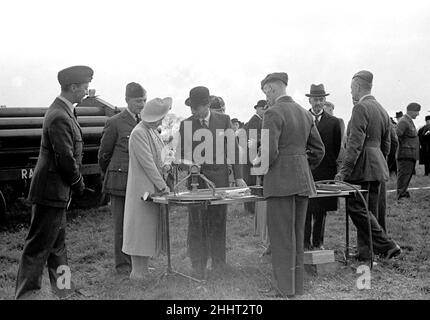 Royal Party a Hook. Balloon Barrage con il re e la regina e il primo ministro Neville Chamberlain in presenza. Aprile 1939. 1st aprile 1939 Foto Stock