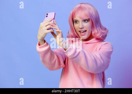 donna che tiene un telefono posa tecnologia sfondo isolato Foto Stock