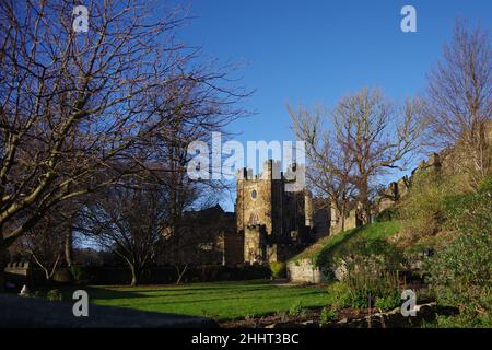 Durham Castle (University College, Durham University) da un punto panoramico insolito Foto Stock