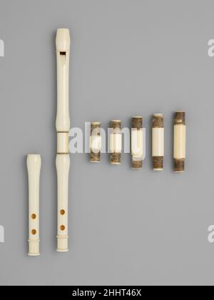 Galoubet ca. 1770 attribuito a Gilles Lot francese il galoubet ha fornito melodia e accompagnamento ritmico per ballare. Un musicista potrebbe operare con una mano e con l'altra suonare un tamburo o tambourin de béarn, un dulcimer con corde che sono stati colpiti con una frusta per creare un drone. I giunti di sintonizzazione alternativi hanno permesso alla galoubet di suonare in sintonia con altri strumenti. Galoubet. Francese. CA. 1770. Avorio, pelle. Parigi, Francia. Aerophone Foto Stock