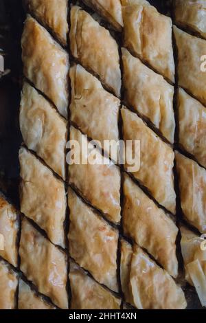 Cima giù di Baklava fatto in casa tagliato in forme di diamante Foto Stock