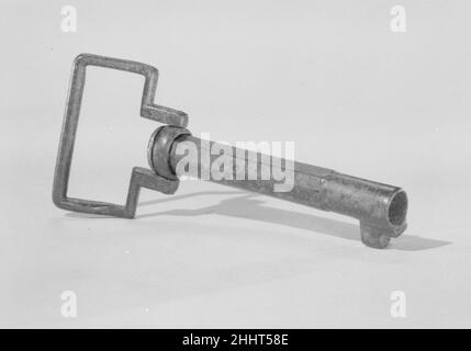 Chiave a cassa o a cassa 17th–18th secolo probabilmente italiana la presenza delle iniziali, anche se incise crudelmente, sembra significare che questa era destinata ad essere una combinazione di sigillo e chiave. Chiave del cassettiere o del torace. Probabilmente italiana. 17th–18th secolo. Ferro battuto. Ferro metallurgato Foto Stock