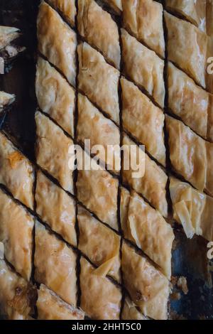 Cima giù di Baklava fatto in casa tagliato in forme di diamante Foto Stock