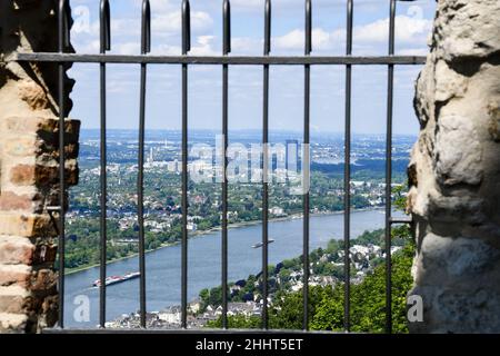 Vista dal Drachenfels alto 321 metri sul Reno e la città di Bonn Foto Stock