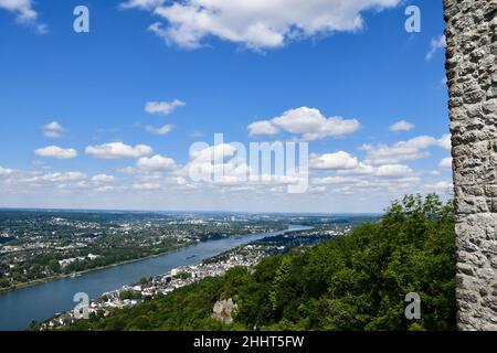 Vista dal Drachenfels alto 321 metri sul Reno e la città di Bonn Foto Stock