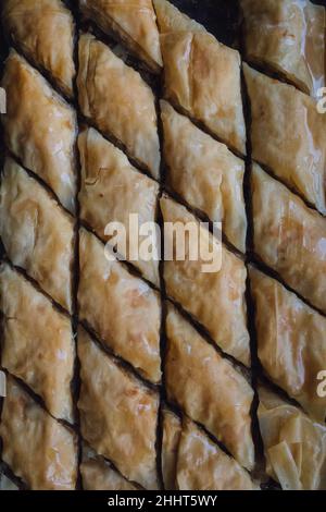 Cima giù di Baklava fatto in casa tagliato in forme di diamante Foto Stock