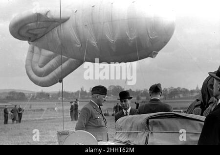 Royal Party a Hook. Mongolfiera con il re e la regina e il primo ministro Neville Chamberlain in presenza. Aprile 1939. luglio 11 1932 luglio 11 1932 1st aprile 1939 Foto Stock