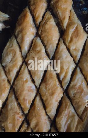 Cima giù di Baklava fatto in casa tagliato in forme di diamante Foto Stock