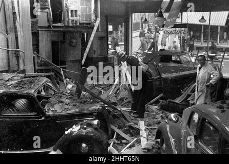 Alfieri. Danni da RAID aereo, Kingston, Londra. Auto in rovina in showroom. Agosto 25th 1940. L159 Foto Stock