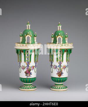 Vaso con copertura (Vase en tour) (uno di un paio) ca. 1763 Sèvres Manufactory Francese a causa della natura funzionale dei servizi fatti per la cena o per il tè, i modelli di questi prodotti utili cambiarono raramente a Sèvres. Inoltre, non era fattibile da un punto di vista economico inventare costantemente nuove forme per tutte le componenti di questi servizi. Tuttavia, per oggetti decorativi come vasi, di solito realizzati a coppie o per formare una garniture (un insieme di tre o cinque), la fabbrica è stata in grado non solo di rispondere rapidamente ai cambiamenti di moda, ma anche di dimostrare la sua capacità di spingere la bounda Foto Stock