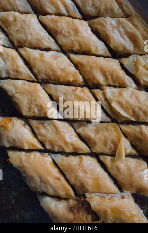 Cima giù di Baklava fatto in casa tagliato in forme di diamante Foto Stock