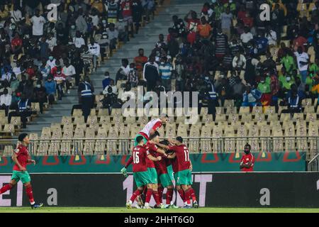 YAOUNDE, CAMERUN - GENNAIO 25: Achraf Hakimi del Marocco festeggia con la sua squadra dopo aver segnato il gol durante i Play offs della Coppa delle nazioni del 2021 in Africa - 1/8-finals match tra Marocco e Malawi allo Stade Ahmadou Ahidjo il 25 gennaio 2022 a Yaounde, Camerun. (Foto di SF) Credit: Sebo47/Alamy Live News Foto Stock