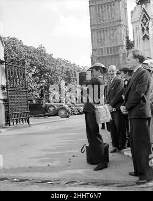 3rd settembre 1939, grandi folle si radunarono fuori dalle Camere del Parlamento mentre si avvicinava l'ora zero 11am che era il termine per la scadenza dell'ultimatum in Germania. Il primo ministro Neville Chamberlain ha annunciato poco dopo 11 che il grande bretiano aveva dichiarato la guerra alla Germania dopo il rifiuto nazista di ritirarsi dalla Polonia.Our la foto mostra: Un cineraman del rullo di notizie che indossa un casco di stagno che filma la reazione della folla alla dichiarazione di guerra Foto Stock