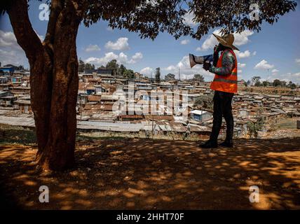 Nairobi, Kenya. 26th Ott 2021. Un uomo parla attraverso un megafono condividendo notizie e informazioni riguardanti la registrazione degli elettori in corso in preparazione alle elezioni generali keniote del 2022. Man mano che passano i giorni e il calore politico aumenta ogni giorno, La Commissione elettorale e frontiere indipendenti keniota (IEBC) è ancora preoccupata, in quanto non molte persone si sono rivelate per la registrazione durante la seconda fase dell'esercizio ECVR (Enhanced Continuous Voter Registration), iniziato il 17th gennaio e che dovrebbe concludersi il 6th febbraio, 2022 con una stima di oltre 4,5 milioni di elettori iscritti. (Credito i Foto Stock