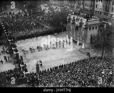 Incoronazione di Re Giorgio VI. L'autobus di stato dorato contenente Re Giorgio VI passa attraverso Marble Arch verso la porta Cumberland in Hyde Park durante il suo viaggio di ritorno a Buckingham Palace, mentre migliaia di persone si acclamano dal lato della strada. 12th maggio 1937. Foto Stock