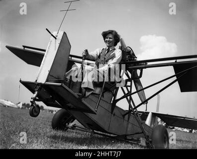 Joan Hughes, MBE era un pilota di traghetto della seconda Guerra Mondiale e una delle prime prove di pilota della Gran Bretagna.(Picture) Joan Hughes in aereo. 25th maggio 1953 Foto Stock