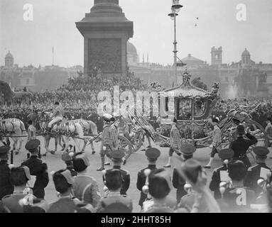 Incoronazione di re Giorgio VI L'autobus di stato dorato che contiene il re Giorgio VI passa attraverso Trafalgar Square mentre migliaia di persone si acclamano dal lato della strada. 12th maggio 1937. Foto Stock
