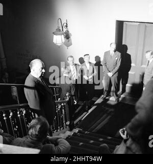 James Stewart e Doris Day sul set del film "l'uomo che sapeva troppo" diretto da Alfred Hitchcock. 14th giugno 1955. Foto Stock