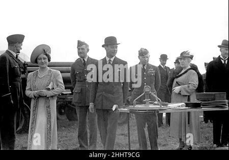 Royal Party a Hook. Balloon Barrage con il re e la regina e il primo ministro Neville Chamberlain in presenza. Aprile 1939 Foto Stock