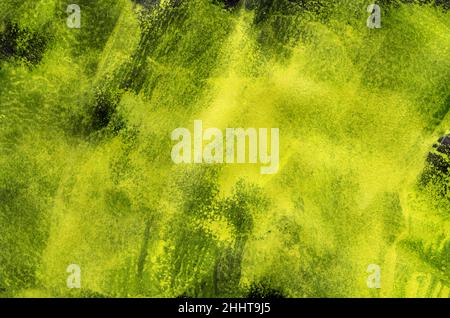 Semplice sfondo astratto giallo neon con gocce, macchie, strisce e macchie. Texture acquerello dipinta a mano. Design per tessuti, sfondi, sfondi, sfondi, copertine e imballaggi, confezionamento. Foto Stock