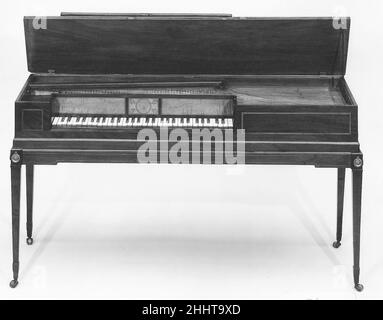 Piazza piano ca. 1791 Dodds & Claus i pianisti Thomas Dodds e Christian Claus sono responsabili della partnership che ha portato alla produzione di questo pianoforte. Si ritiene che questo strumento sia il più antico pianoforte esistente di New York ed è stato costruito intorno al 1791. Lo strumento è stato probabilmente realizzato, almeno in parte, dal dipendente di Dodds & Clark Archibald Whaites, che ha inciso le sue iniziali sul fondo del caso.Descrizione tecnica: Caso di mogano, impiallacciato sul davanti, intarsiato con semplice cordonatura decorativa; telaio di accoppiamento con 4 gambe quadrate rastremate su ruote. Nella parte superiore dell'eac le Foto Stock