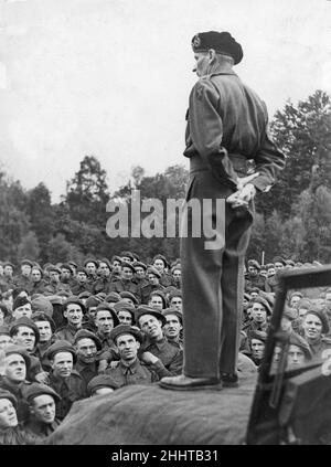 Il generale Bernard Montgomery si trova sul cofano di una jeep mentre si rivolge alle truppe durante un tour di ispezione prima del D-Day. Maggio 1944 Foto Stock