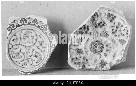 Frammento di una ciotola 14th–15th secolo. Frammento di una ciotola. 14th–15th secolo. Stonepaste; verniciato con smalto trasparente. Attribuito all'Egitto. Ceramica Foto Stock