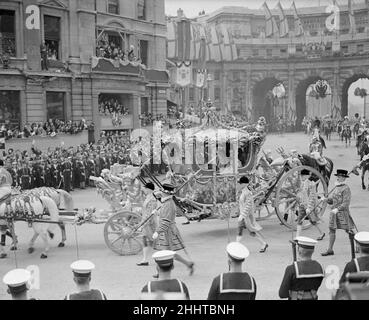 Incoronazione di re Giorgio VI L'autobus di stato dorato che contiene re Giorgio VI passa attraverso Amiralty Arch sul Mall mentre migliaia di persone si acclamano dal lato della strada. 12th maggio 1937. Foto Stock