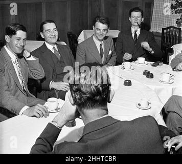 La riunione di Frogmen per la Guerra Mondiale due eroi premiarono la Croce Vittoria, per comparire in un programma televisivo della BBC. Si tratta del tenente Basil Charles Godfrey Place, del tenente comandante Ian Fraser, del tenente comandante Donald Cameron, di Seaman James Magennis e del tenente comandante Lionel 'Buster' Crabb (seconda a sinistra). 4th agosto 1949. Foto Stock