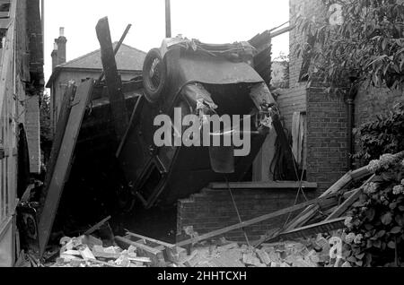 Alfieri. Danni da RAID aereo, Kingston, Londra. Un'auto ribaltata si trova ad un'angolazione insolita. Agosto 25th 1940. L159 Foto Stock