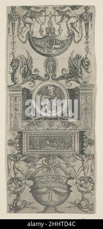 Pannello ornamento del 1521 attribuito ad Agostino Veneziano (Agostino dei Musi) italiano ispirato all'antica arte romana, questa stampa ornamentale è stata prodotta poco dopo Giovanni da Udine (1487-1564), operando sotto la direzione di Raffaello, Aveva completato una serie di affreschi in Vaticano e altri palazzi romani basati sui soffitti dipinti della Casa d'Oro dell'imperatore Nerone (Domus Aurea). Questo vasto e lussuoso palazzo imperiale sulla collina dell'Oppia, che domina l'attuale sito del Colosseo, era stato sepolto quando l'imperatore Traiano lo usò come base per le sue Terme. Pertanto, quando Foto Stock