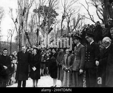 La scena del cimitero al funerale di Earl Lloyd George sulla riva del Dwyfor a Llanystumdwy. La fotografia include Major l'on. Gwilym Lloyd George MP, la contessa di Dowager Lloyd George, la contessa Lloyd George di Dwyfor, Lady Carey-Evans, Lady Megan Lloyd George, MP, il tenente di volo Robin Carey-Evans, Midshipman D L Carey-Evans e Alderman William George. 30th marzo 1945. Foto Stock