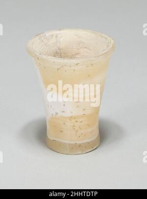 Vasetto per unguento in miniatura ca. 1850–1775 a.C. Late Middle Kingdom i cinque vasi di unguento in miniatura 33,1.16–.20 furono scavati nella tomba di albero sussidiario 29 nell'area della mastaba di Senwosretankh a Lisht South. L'albero ha condotto a due camere. Nella camera di riempimento dei detriti A sono stati trovati resti di almeno due maschere funerarie, una delle quali (33,1.64) ricoperta di lamina d'oro e inscritta con i cosiddetti geroglifi mutilati (segni geroglifici di uccelli e altri animali senza piedi), Uno stile di scrittura che si trova su oggetti dalla fine del 12th Dinastia fino all'inizio del 18th. Più oro le Foto Stock