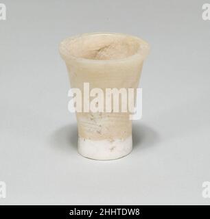 Vasetto per unguento in miniatura ca. 1850–1775 a.C. Late Middle Kingdom i cinque vasi di unguento in miniatura 33,1.16–.20 furono scavati nella tomba di albero sussidiario 29 nell'area della mastaba di Senwosretankh a Lisht South. L'albero ha condotto a due camere. Nella camera di riempimento dei detriti A sono stati trovati resti di almeno due maschere funerarie, una delle quali (33,1.64) ricoperta di lamina d'oro e inscritta con i cosiddetti geroglifi mutilati (segni geroglifici di uccelli e altri animali senza piedi), Uno stile di scrittura che si trova su oggetti dalla fine del 12th Dinastia fino all'inizio del 18th. Più oro le Foto Stock