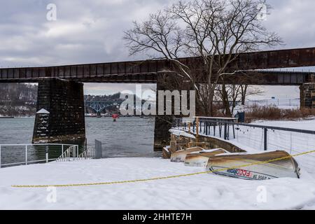 Una rampa chiusa a catena per il fiume Allegheny con un ponte ferroviario e il ponte Highland Park visto di fronte ad esso in Aspinwall, Pennsylvania, USA Foto Stock