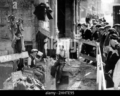 Una vendita "No Coupon" che si svolge in un negozio bombardato a Oxford Street, Londra durante la seconda guerra mondiale. 26th giugno 1941. Foto Stock