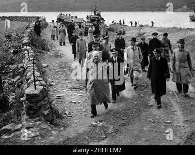 MR. Churchill in Scotland.MR Winston Churchill ha recentemente effettuato una visita in Scozia dove ha assistito a un esercizio fisico e ha anche ispezionato le truppe e le attrezzature. Fu accompagnato dall'Ammiraglio della flotta, Sir Roger Keyes. Il primo Ministro riconosce gli acclamatori degli abitanti del villaggio che si riuniscono per salutarlo. Il serbatoio sullo sfondo è una Matilda. Luglio 1941. Foto Stock